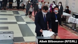 Президент Садыр Жапаров добуш берүүдө. 2021-жылдын 11-апрели. 