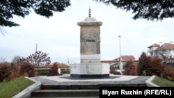 "Chashma" yodgorligi 1984-yildagi politsiya zo‘ravonliklari chog‘ida o‘ldirilgan 17 yashar turk qizi Turkon nomiga qo‘yilgan.