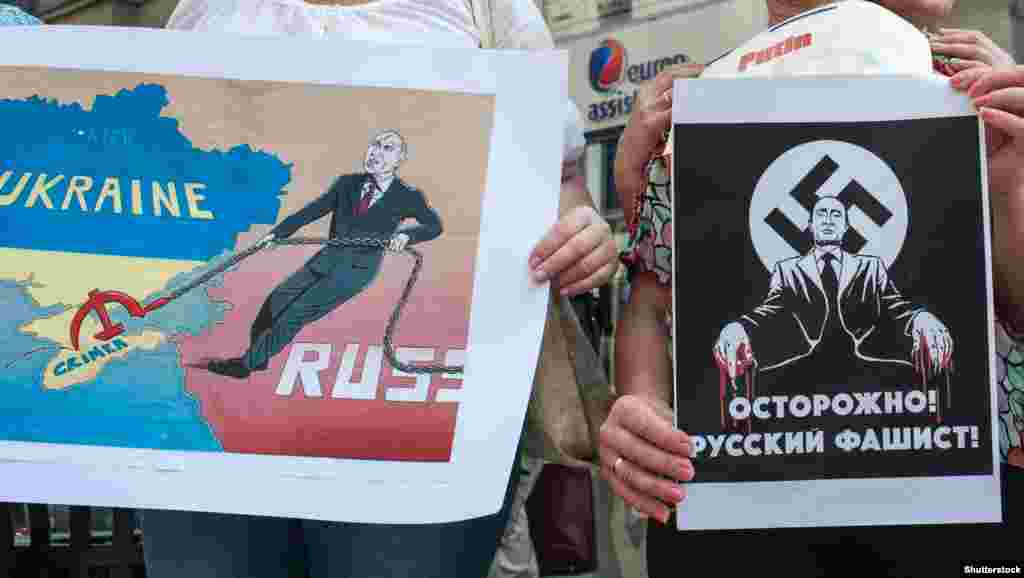 Плакати учасників протесту проти агресії Росії напередодні візиту до Італії російського президента Володимира Путіна. Мілан, 9 червня 2015 року