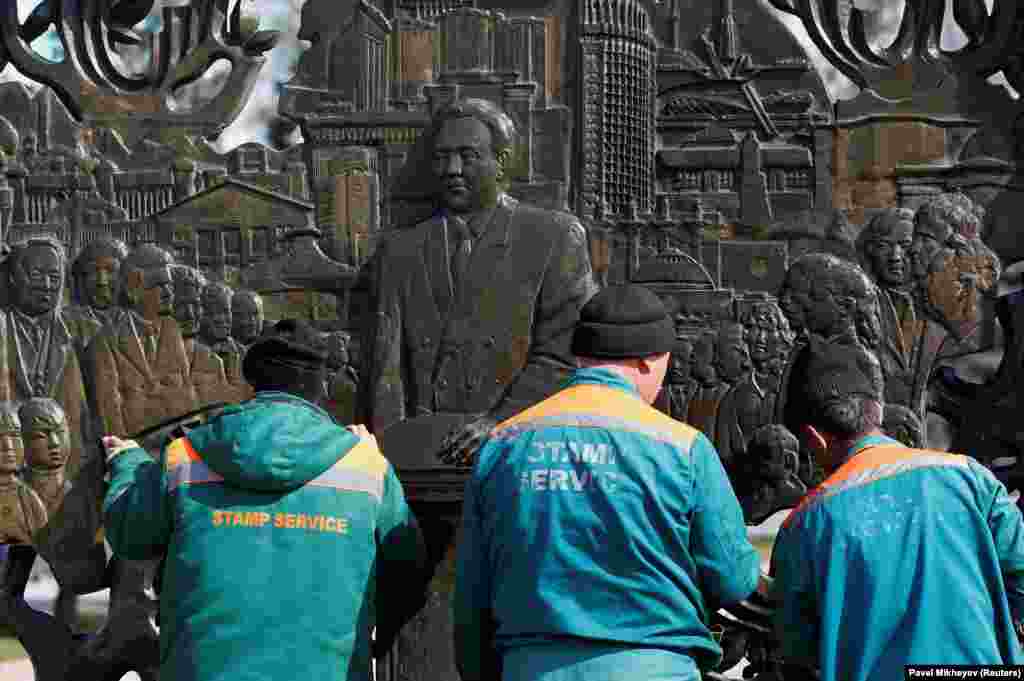 Муніцыпальныя службы чысьцяць барэльеф Нурсултана Назарбаева ў Алматы.