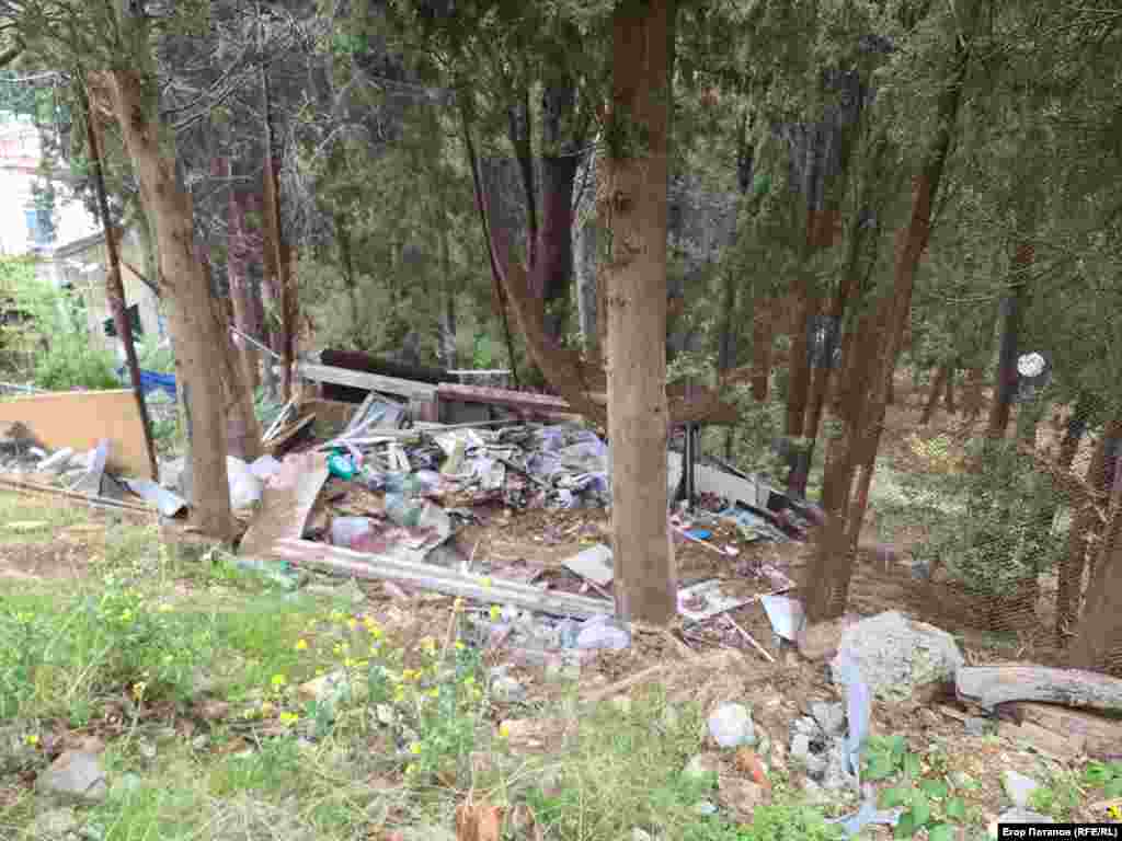 Сміттєзвалище у сквері Батурина в Ялті
