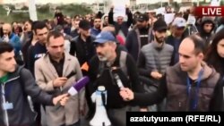Никол Пашинян в ходе шествия отвечает на вопросы журналистов, Ереван, 20 апреля 2018 г.