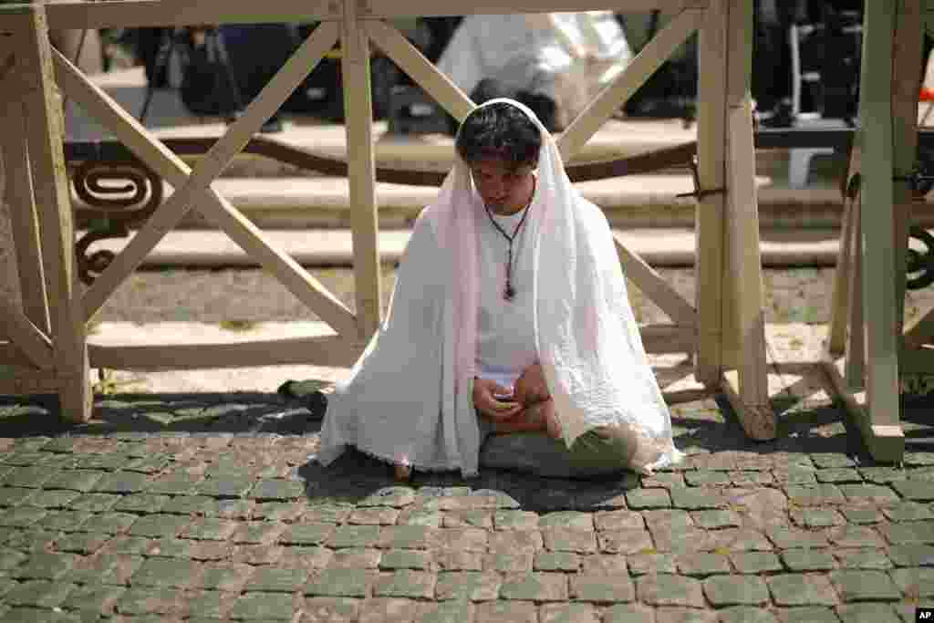 Jedan od vjernika na Trgu Svetog Petra tokom konklave za izbor novog pape u Vatikanu, 8. maja 2025. 