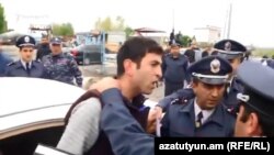 Полицейские задерживают журналиста Тирайра Мурадяна, 20 апреля 2018 г․