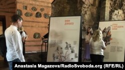 Відвідувачі на відкритті виставки «На зламі», 3 червня 2019 року у Києві