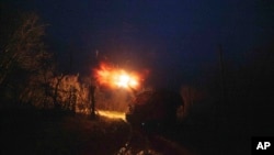 Українські військові ведуть вогонь на Покровському напрямку, грудень 2024 року