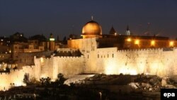 نمایی از دیوار قدیمی و مسجد الاقصی در اورشلیم/بیت‌المقدس