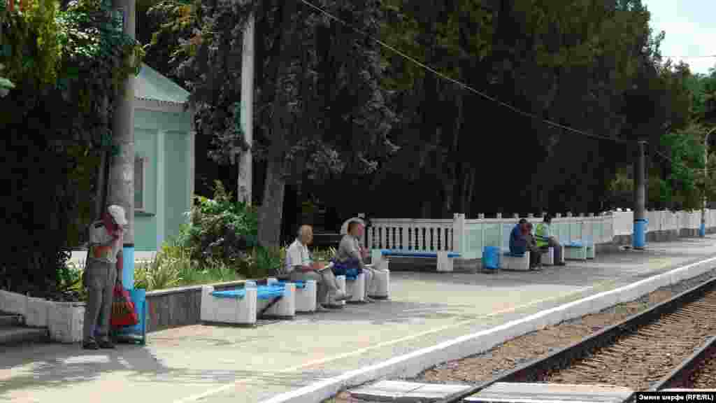 Yolcular poyezdni bekley