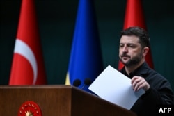 Президент України Володимир Зеленський під час спільної пресконференції з президентом Туреччини (на фото немає) після їхньої зустрічі в Президентському комплексі в Анкарі 19 листопада 2025 року