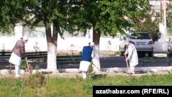 Köçe süpürýän saglyk işgärleri