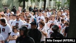 Учасники ЛГБТ-маршу під охороною поліції, Кишинів, 19 травня 2018 року