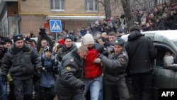 Suduň öňündäki protest çykyşy wagtynda Hodorkowskiniň tarapdarlaryndan 20 töweregi adam tutulyp äkidildi. 27-nji dekabr, 2010.