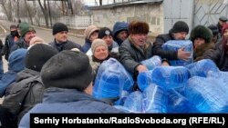 Жителі Покровська беруть безкоштовну питну воду, доправлену до міста гуманітарною місією «Проліска»