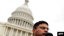 Шейх Ахмед Девидар "Ислам Капитолий дөңүндө-2009" деп аталган жыйында Курандан үзүндү окуп жатат. Вашингтон. АКШ Конгрессинин батыш ныптасындагы аянт. 25-сентябрь 2009  