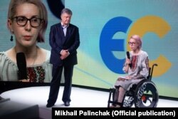 Експрезидент України, голова партії «Європейська солідарність» Петро Порошенко і засновниця й голова медичного волонтерського батальйону «Госпітальєри» Яна Зінкевич під час з’їзду партії «Європейська солідарність». Київ, 9 червня 2019 року