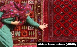 Illýustrasiýa suraty: Iki tarapy nagyşly eýran halysy