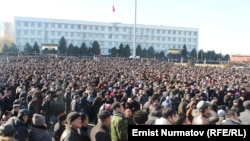 Шайлоо жыйынтыгына нааразы болгон Мырзакматовдун тарапкерлери. 15-январь.