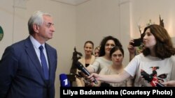 Полученные цифры, по словам президента, говорят о том, что в обществе существуют разные взгляды на те или иные вопросы, и это нормальный процесс