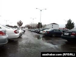 Bu awtoduralgada golaýda ýaşaýan ýaşaýjylaryň awtoulaglary hem bar.