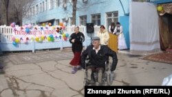 Тұрақты баспанасы жоқ адамдар үшін әлеуметтік бейімдеу орталығындағы Наурыз тойына дайындық. Ақтөбе, 21 наурыз 2013 жыл.   