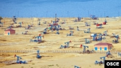 Нефтяные платформы на побережье Каспийского моря близ Баку. Сентябрь 2013 года.