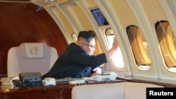 Ким Чен Ын Кытайга экинчи сапарында учак менен барды. Атасы Ким Чен Ир Кытай менен Орусияга каттаганда такай брондолгон поезд гана жүрчү.