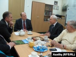 Василий Бочкарев (сулдан икенче) Ринат Закиров (уңнан икенче) белән очраша