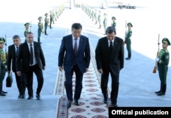 Сооронбай Жээнбековду түркмөн тышкы иштер министри Рашид Мередов тосуп алды.