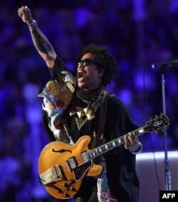 لنی کراویتز یکی از کسانی بود که در گردهمایی حضور داشت و به اجرای موسیقی پرداخت