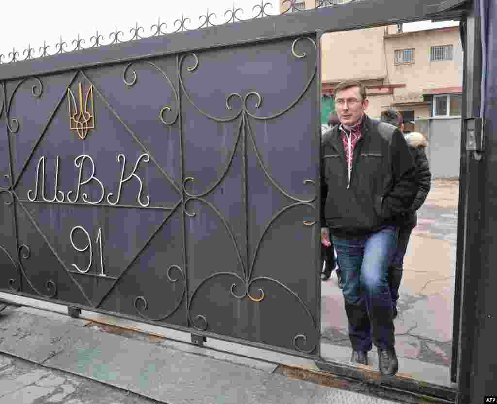 Юрій Луценко виходить з воріт Менської виправної колонії, де він відбував покарання з серпня 2012 року. Фото: 7 квітня 2013 року.