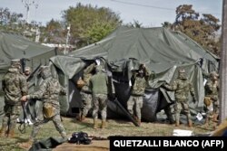 Мексикалык аскерлер АКШдан депортациялангандар үчүн чатырларды тигип жатат. 22-январь, 2025-жыл
