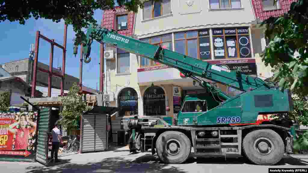 На початку вулиці Пушкіна, поруч з кінотеатром &laquo;Спартак&raquo;, триває будівництво&nbsp;