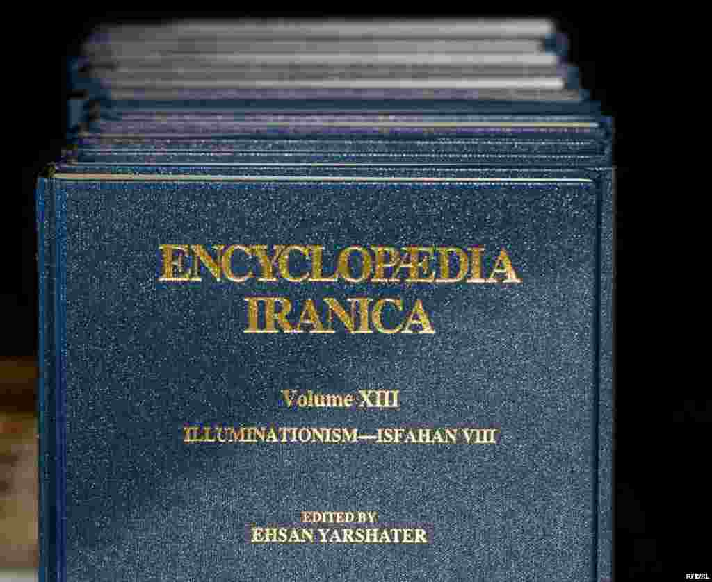 ۱۳ جلد تاريخ و فرهنگ ايران زمين به زبان انگليسی حاصل بيش از سه دهه تلاش ايران شناسان در سراسر جهان است. قرار است حجم اين دانشنامه به بيش از ۴۰ جلد برسد.