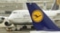 Літаки німецької авіакомпанії Lufthansa на злітно-посадочної смузі аеропорту Франкфурта-на-Майні. 17 лютого 2010 року
