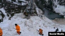 Бишкек-Ош жолуна түшкөн кар көчкүнү тазалоо учуру. 2018-жыл. (архивдик сүрөт)