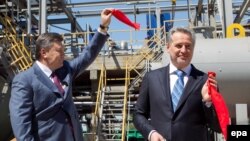 Віктор Янукович і Дмитро Фірташ відкривають підприємство «Кримський титан» у місті Армянську у Криму, фото 27 квітня 2012 року
