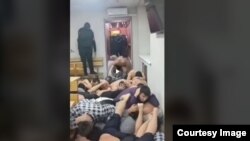 Кадр из видео об избиении мигрантов в бане в Москве