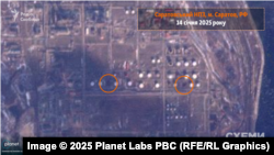 Супутниковий знімок Planet Labs Саратовського нафтопереробного заводу, 14 січня 2025 року, який показує, що внаслідок удару українських безпілотників тоді було уражено дві цистерни