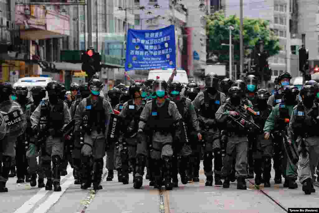 Працівники сил спецпризначення поліції під час святкувань 1 липня в Гонконгу, у день 23-ї річниці передання Гонконгу Китаю. Того ж дня в регіоні відбулися протести проти нового закону про національну безпеку, який Пекін розробив спеціально для Гонконгу й затвердив напередодні