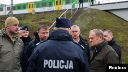 Урадавая камісія на чале з прэм’ер-міністрам Польшчы Дональдам Тускам на месцы здарэньня