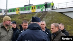 Дональд Туск (справа) на месцы здарэньня