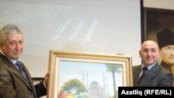 Григорий Әйдинов (с) Төркия консулы Әхмәт Акынтыга үз әсәрен бүләк итә.