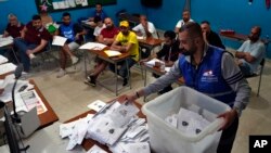 صحنه‌ای از شمارش آرا در انتخابات اخیر لبنان در حوزه طرابلس