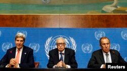 Солдан оңға: АҚШ мемлекеттік хатшысы Джон Керри, БҰҰ-ның арнайы өкілі Лахдар Брахими мен Ресей сыртқы істер министрі Сергей Лавров баспасөз мәслихатында. Женева, 13 қыркүйек  2013 жыл.