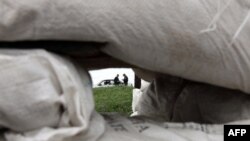 Праверка дакумэнтаў на блёкпосьце ля Харкава