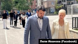 Външният министър Георг Георгиев и кандидат-кметицата на ГЕРБ за район "Слатина" Лили Иванова в деня на изборите в район "Слатина"