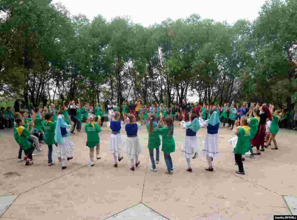 Балалар яһүд биюен өйрәнә