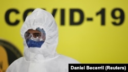COVID-19 keselinden gorag geýimli saglyk işgäri 