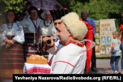 Наречений має двічі відмовится від частування і вилити напій, яким його пригощає майбутня теща