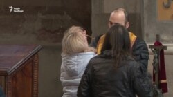 Львів’яни продовжують відвідувати храми у час карантину – відео